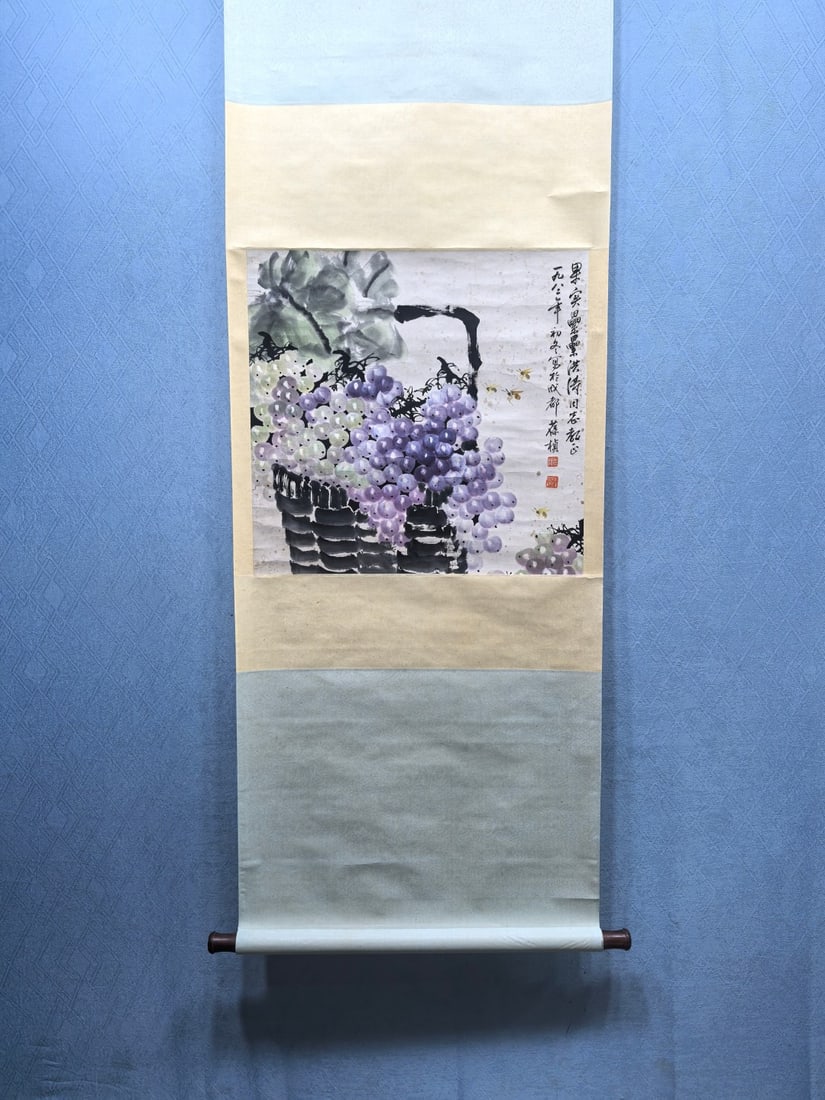 A Chinese Vertical Scroll Ink Painting of Grapes on Paper,Su Baozhen: A Chinese Vertical Scroll Ink Painting of Grapes on Paper,Su BaozhenSize:(Without frame)22inx20.9in一幅中国水墨葡萄图立轴,苏!