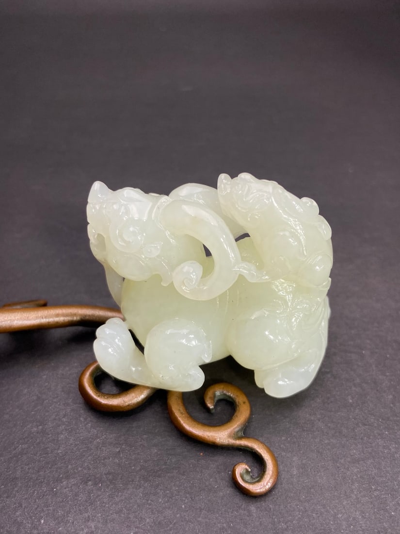 An Exquisite White Jade Auspicious Beast Hand Piece: An Exquisite White Jade Auspicious Beast Hand Piece,Qing Dynasty,China,Size:2.1inx1.9inx1.2in,Weight:82g白玉瑞兽手把件,中国清代,Size:5