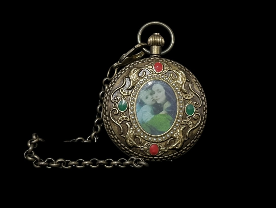 An Exquisite Bronze Inlaid Gems Figure Pattern Pocket watch: An Exquisite Bronze Inlaid Gems Figure Pattern Pocket watch Size:2.2in铜嵌百宝人物纹怀表 Size:5.5cm