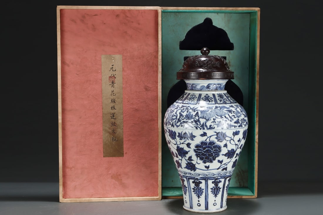 An Exquisite Blue and White Lotus Pattern Auspicious Beast Pattern Vase: An Exquisite Blue and White Lotus Pattern Auspicious Beast Pattern Vase Yuan Dynasty, China Size:20.7inx10.8in青花缠枝莲纹大瓶 中国元&