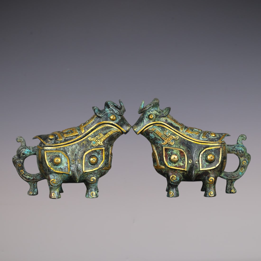 A Pair of Archaic Bronze Inlaid Gold Beast-Face Pattern Beast-Shaped Libation Cups,With Inscription: A Pair of Archaic Bronze Inlaid Gold Beast-Face Pattern Beast-Shaped Libation Cups,With Inscription,Han Dynasty,China,Size:7.9inx4.3inx6.3in,Total Weight:2620g一对青铜错&