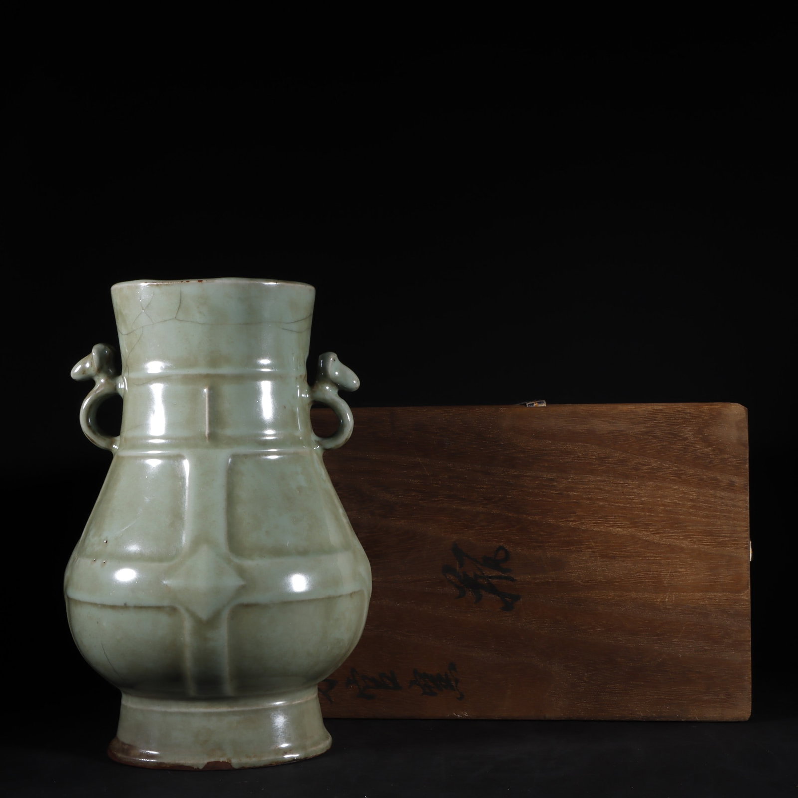 An Exquisite Guan yao Celadon Glazed Double-Ears Vase: An Exquisite Guan yao Celadon Glazed Double-Ears Vase Song Dynasty, China Size:10.8inx7.1in官窑青釉弦纹羊耳瓶 中国宋代 Siz