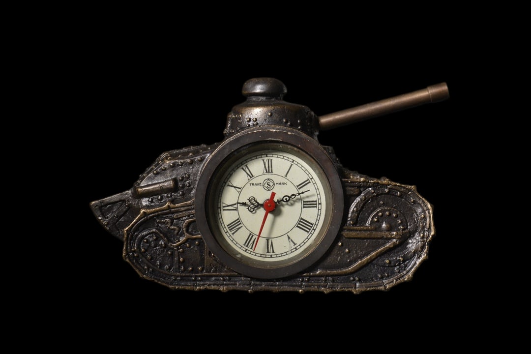 An Exquisite Bronze Tank-Shaped Clock: An Exquisite Bronze Tank-Shaped Clock Size:3.9inx6.7in铜坦克形机械钟 Size:10cmx17cm