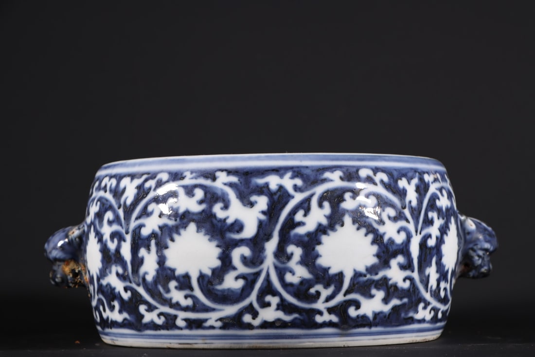 An Exquisite Blue and White Lotus Pattern Dragon Pattern Brush Washer: An Exquisite Blue and White Lotus Pattern Dragon Pattern Brush Washer Ming Dynasty, China Size:3.1inx8.7in青花海水龙纹鼓式笔添