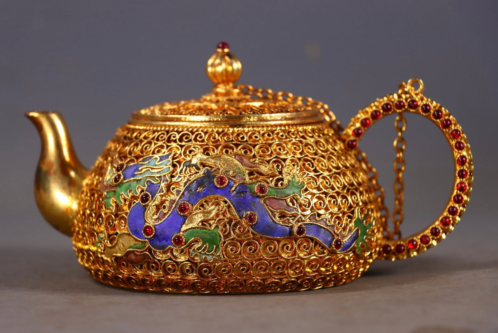 An Exquisite Filigree and Gilding Inlaid Gems Dragon and Phoenix Pattern Teapot: An Exquisite Filigree and Gilding Inlaid Gems Dragon and Phoenix Pattern Teapot,Qing Dynasty,China,Qianlong Four-character Mark,Size:3.1inx5.7inx3.5in,Weight:516g花丝鎏金໲