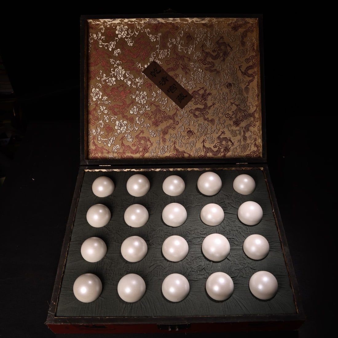 A Set of Fine Shell Searl Ornaments: A Set of Fine Shell Searl Ornaments,Qing Dynasty, China,Size:2in,Weight:7000g一套贝珠摆件,中国清代,Size:5cm,Weight:7000g
