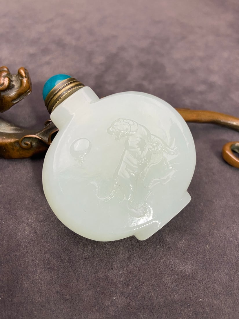 An Exquisite White Jade Tiger Pattern Snuff Bottle - 2