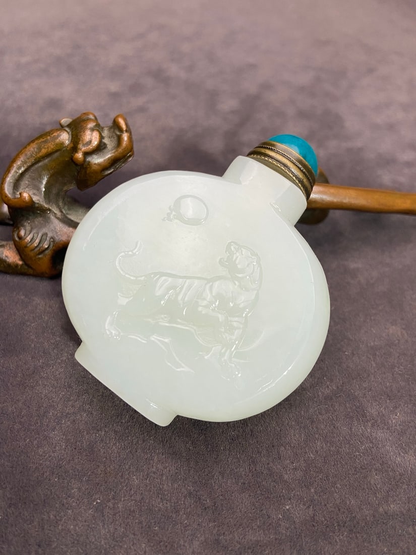 An Exquisite White Jade Tiger Pattern Snuff Bottle - 3