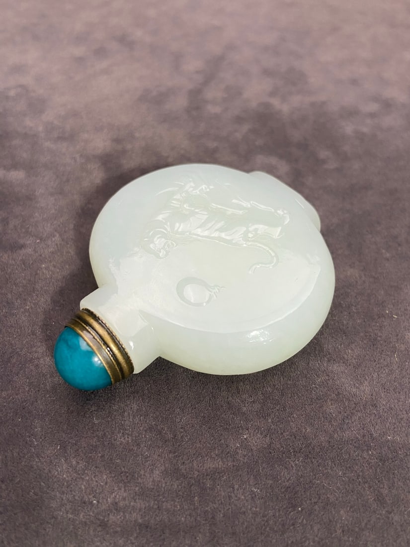 An Exquisite White Jade Tiger Pattern Snuff Bottle - 7