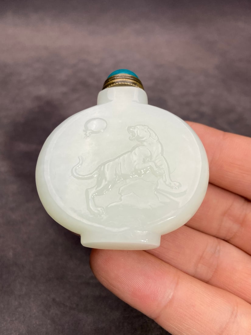 An Exquisite White Jade Tiger Pattern Snuff Bottle - 8