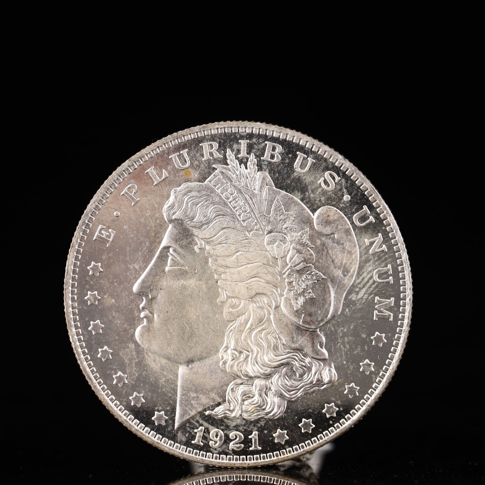 USA Morgan Dollar 1921 Coin: Obv: profile bust with date below and E PLURIBUS UNUM legend and stars around. Rev: eagle with In God we trust above within wreath with UNITED STATES OF AMERICA ONE DOLLAR legend. IN GOD WE TRUST /