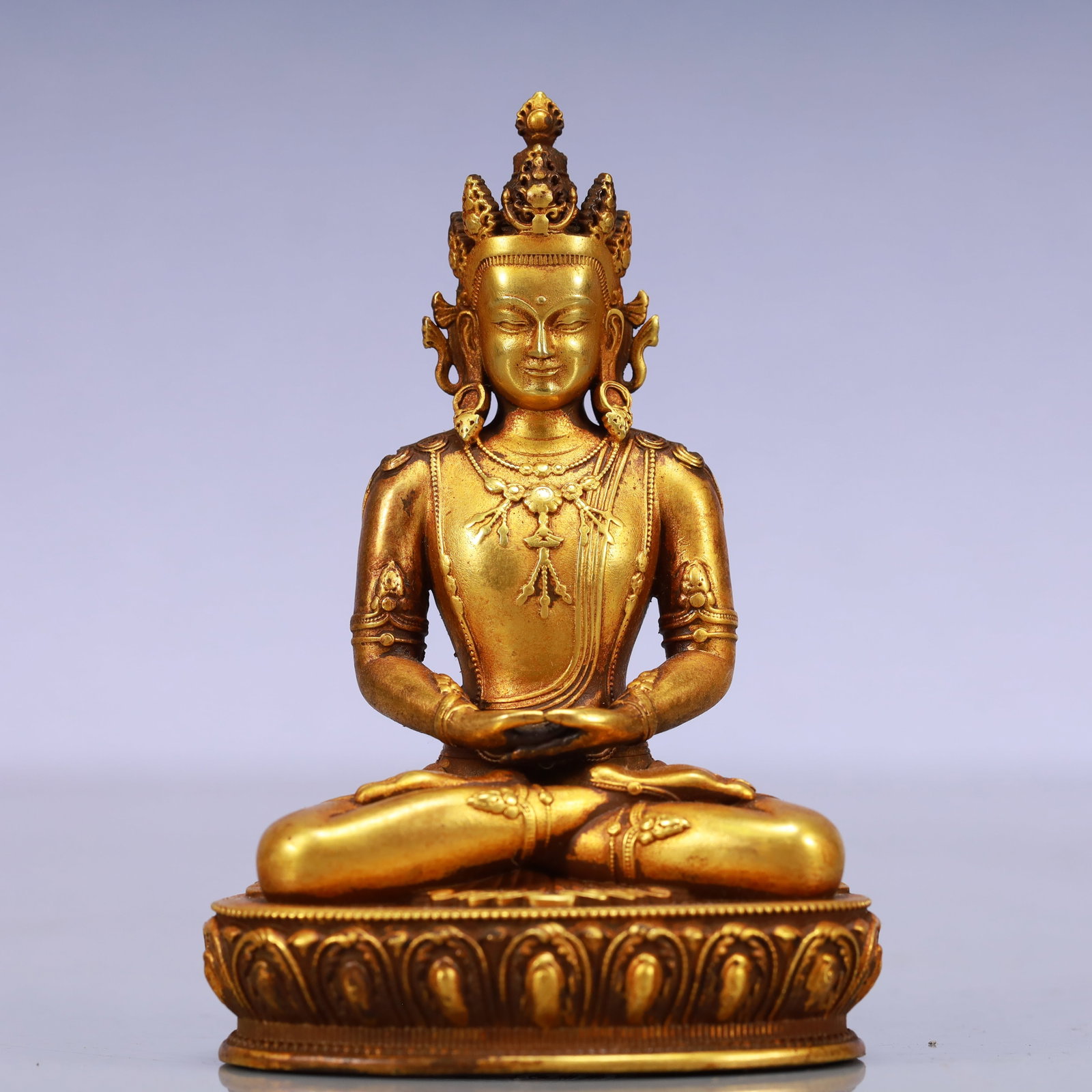 An Exquisite Gilt Bronze Statue of Avalokitesvara: An Exquisite Gilt Bronze Statue of Avalokitesvara Ming Dynasty, China Size:2.8inx2inx3.9in Weight:451g铜鎏金观音佛像 中国明代