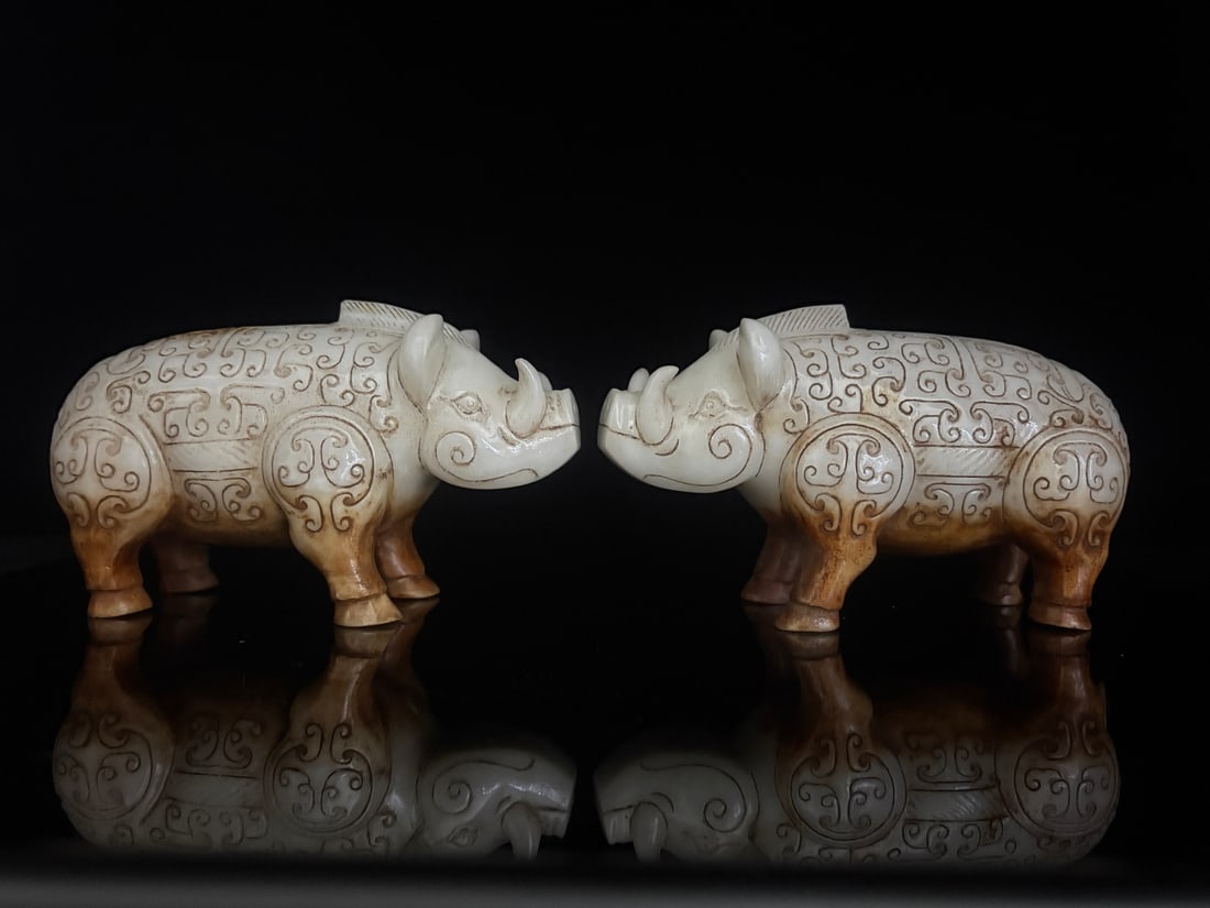 A Pair of Exquisite White Jade Rhinoceros Ornaments: A Pair of Exquisite White Jade Rhinoceros Ornaments,Qing Dynasty,China,Size:5.8inx2.4inx3.5in,Weight:1033g一对白玉犀牛摆件,中国清É