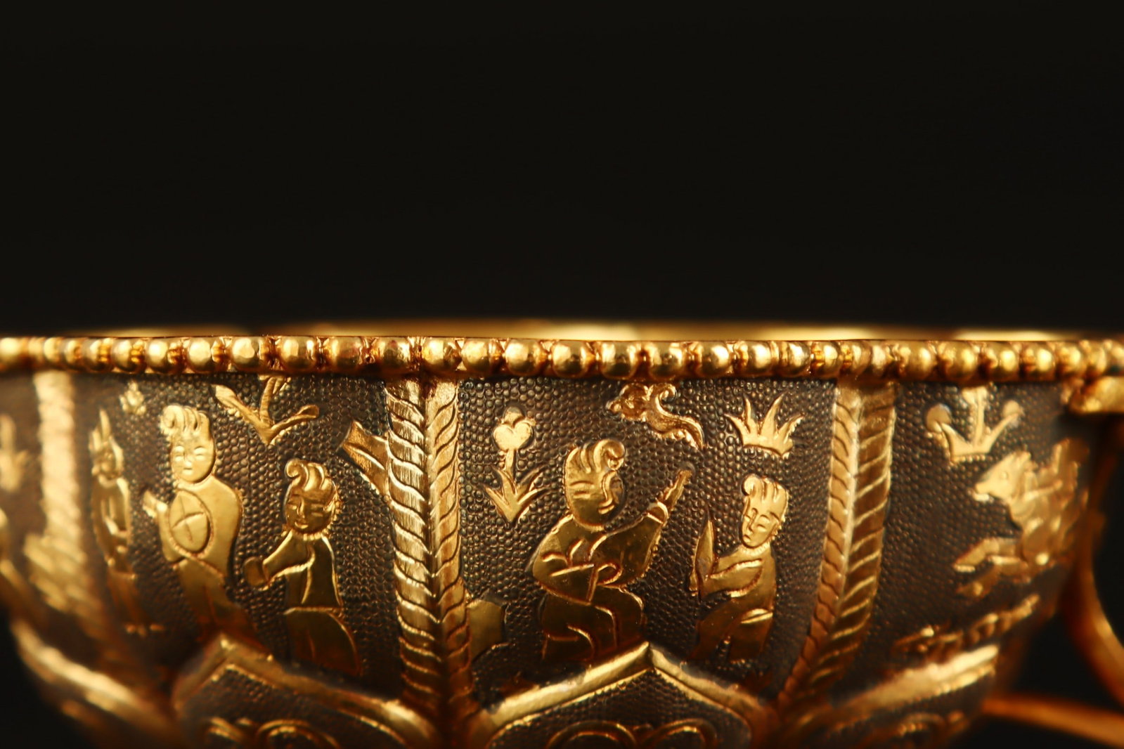 An Exquisite Gilt Bronze Figure Pattern Libation Cup - 5