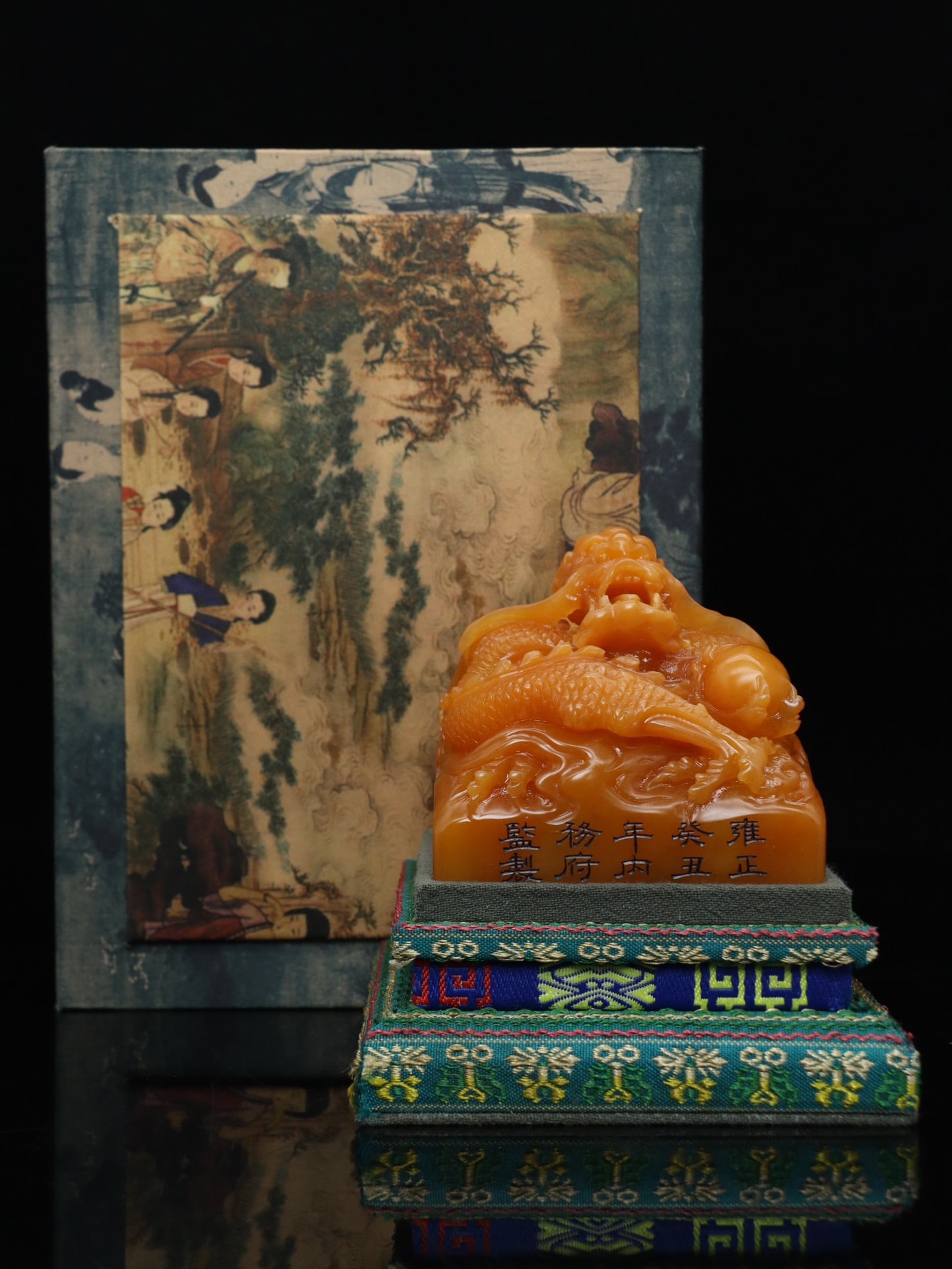 An Exquisite Tianhuang Stone Dragon Pattern Seal (1 of 9)