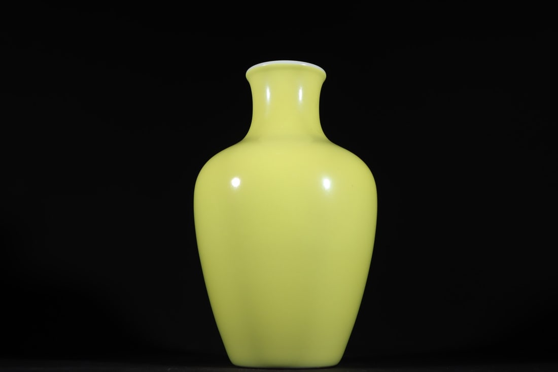 An Exquisite Yellow Glazed Vase: An Exquisite Yellow Glazed Vase Qing Dynasty, China Tongzhi Six-character Mark Size:8.7inx5.5in黄釉瓶 中国清代 大清同治年制