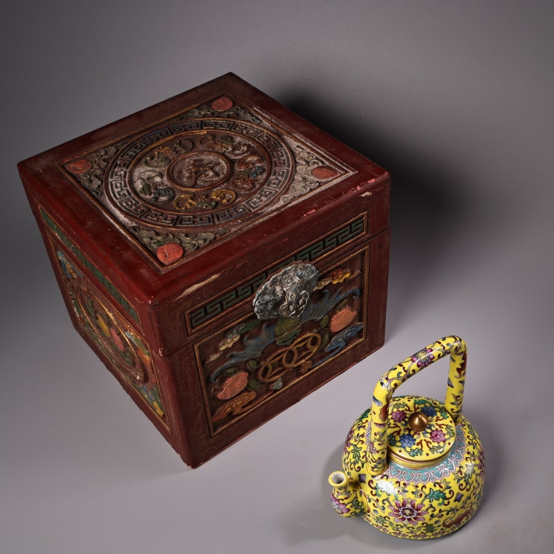 An Exquisite Yellow Ground Enamel Painted Gold Lotus Pattern Ewer (1 of 13)