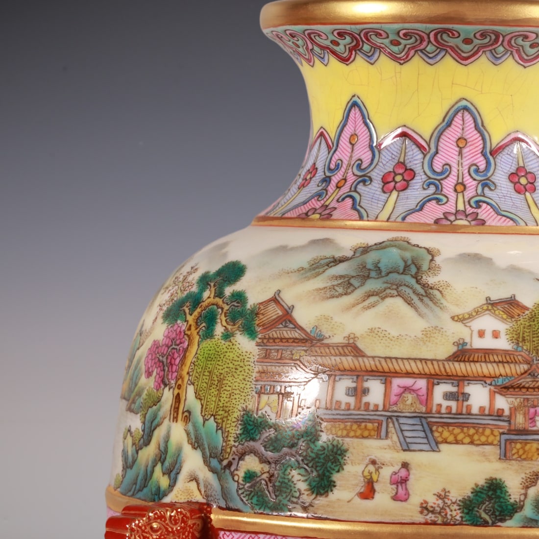 An Exquisite Enamel Lotus Pattern Landscape Pattern Vase - 2