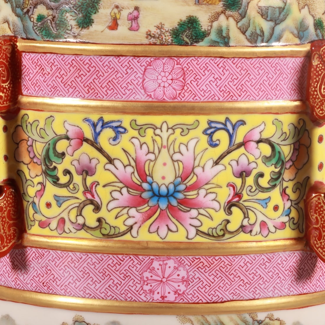 An Exquisite Enamel Lotus Pattern Landscape Pattern Vase - 3