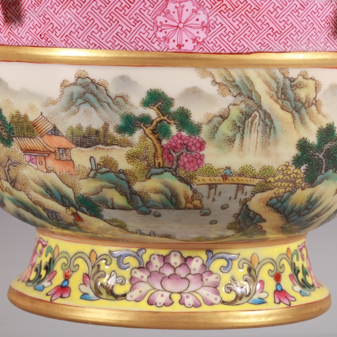 An Exquisite Enamel Lotus Pattern Landscape Pattern Vase - 4