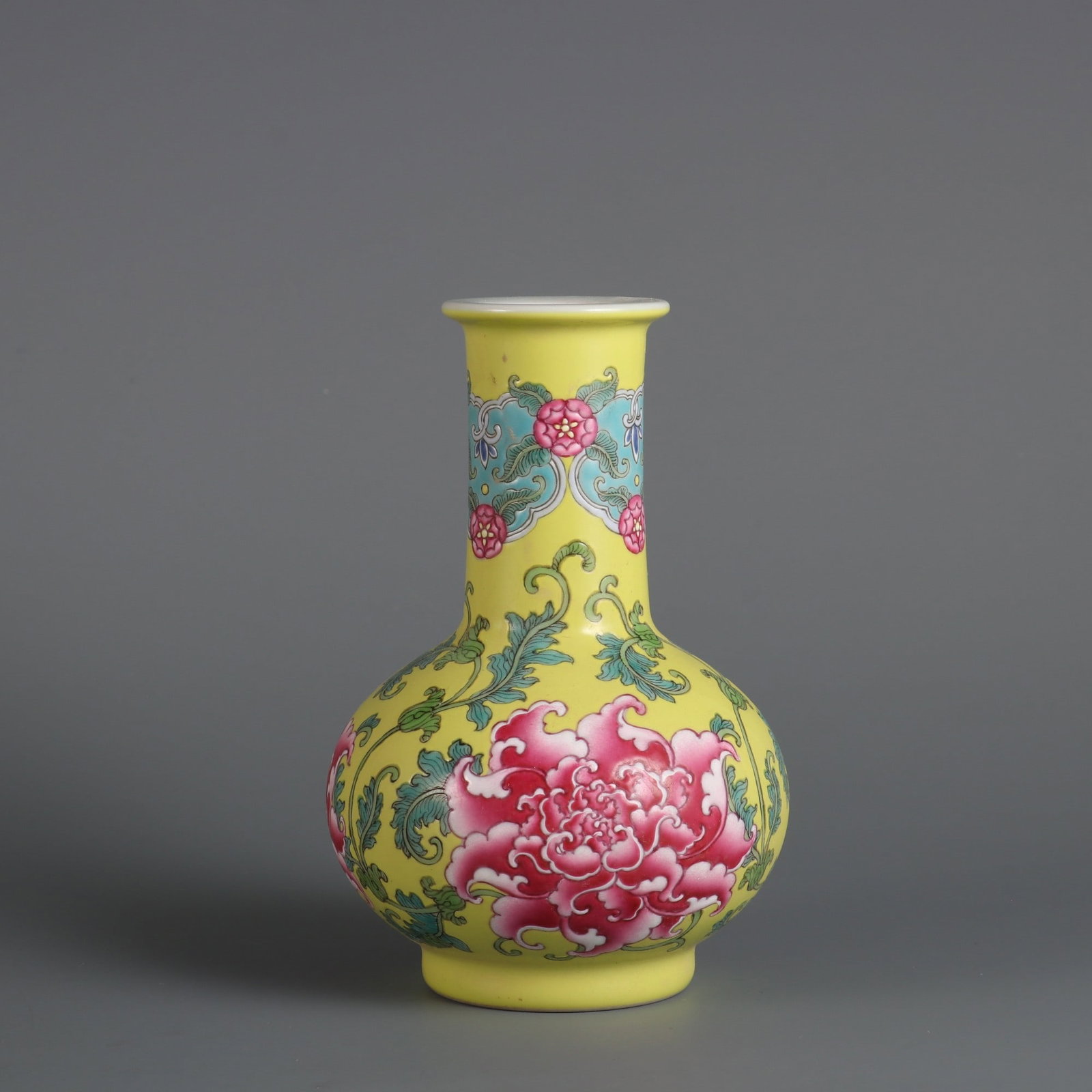 An Exquisite Enamel Lotus Pattern Vase - 2