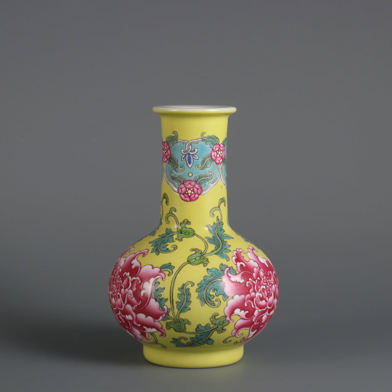 An Exquisite Enamel Lotus Pattern Vase - 3