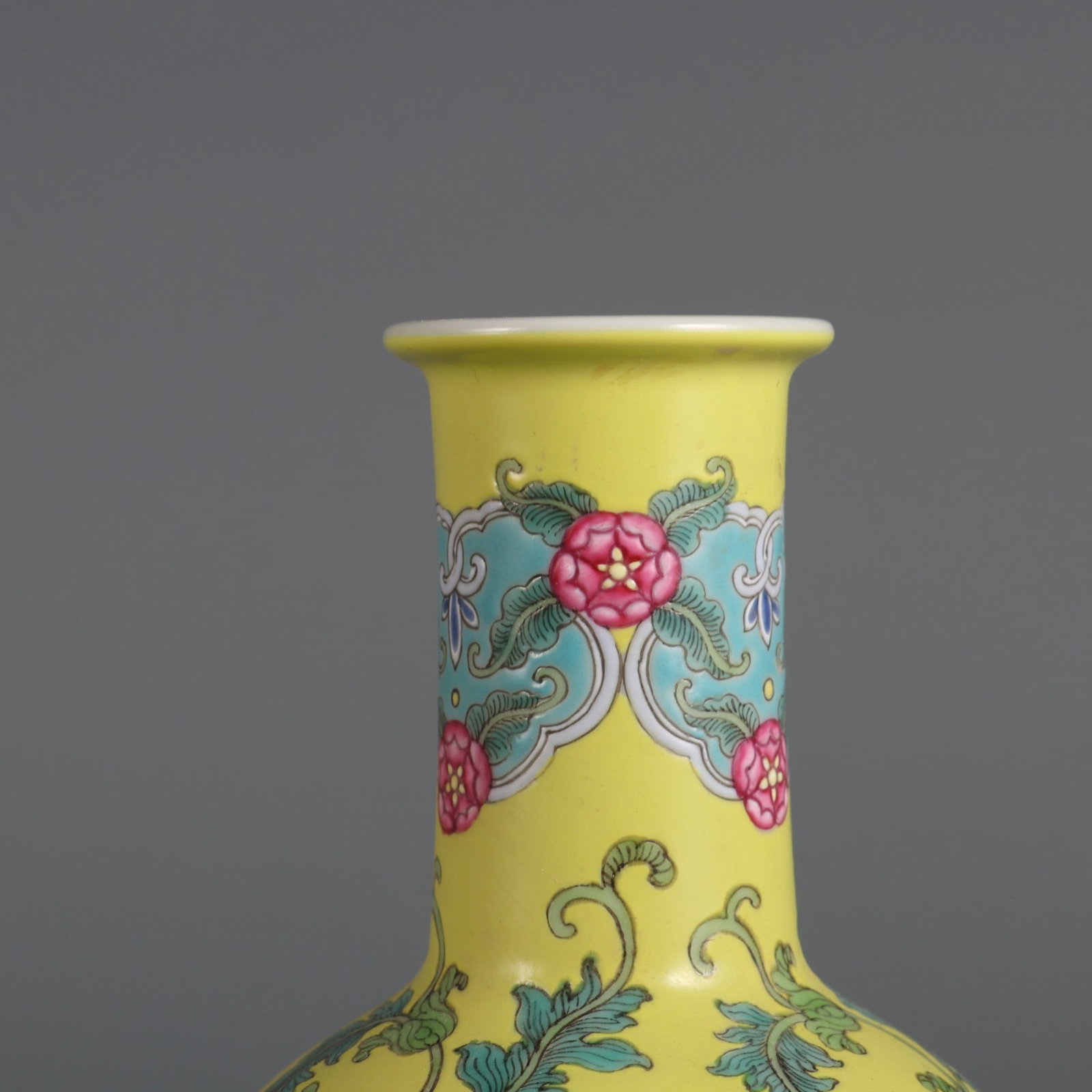 An Exquisite Enamel Lotus Pattern Vase - 4