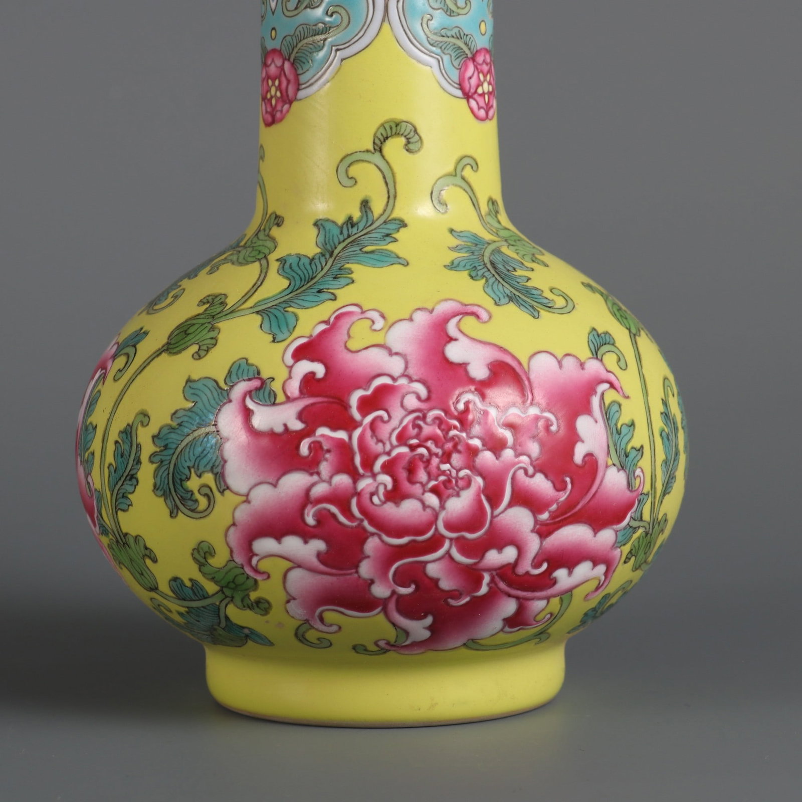 An Exquisite Enamel Lotus Pattern Vase - 5