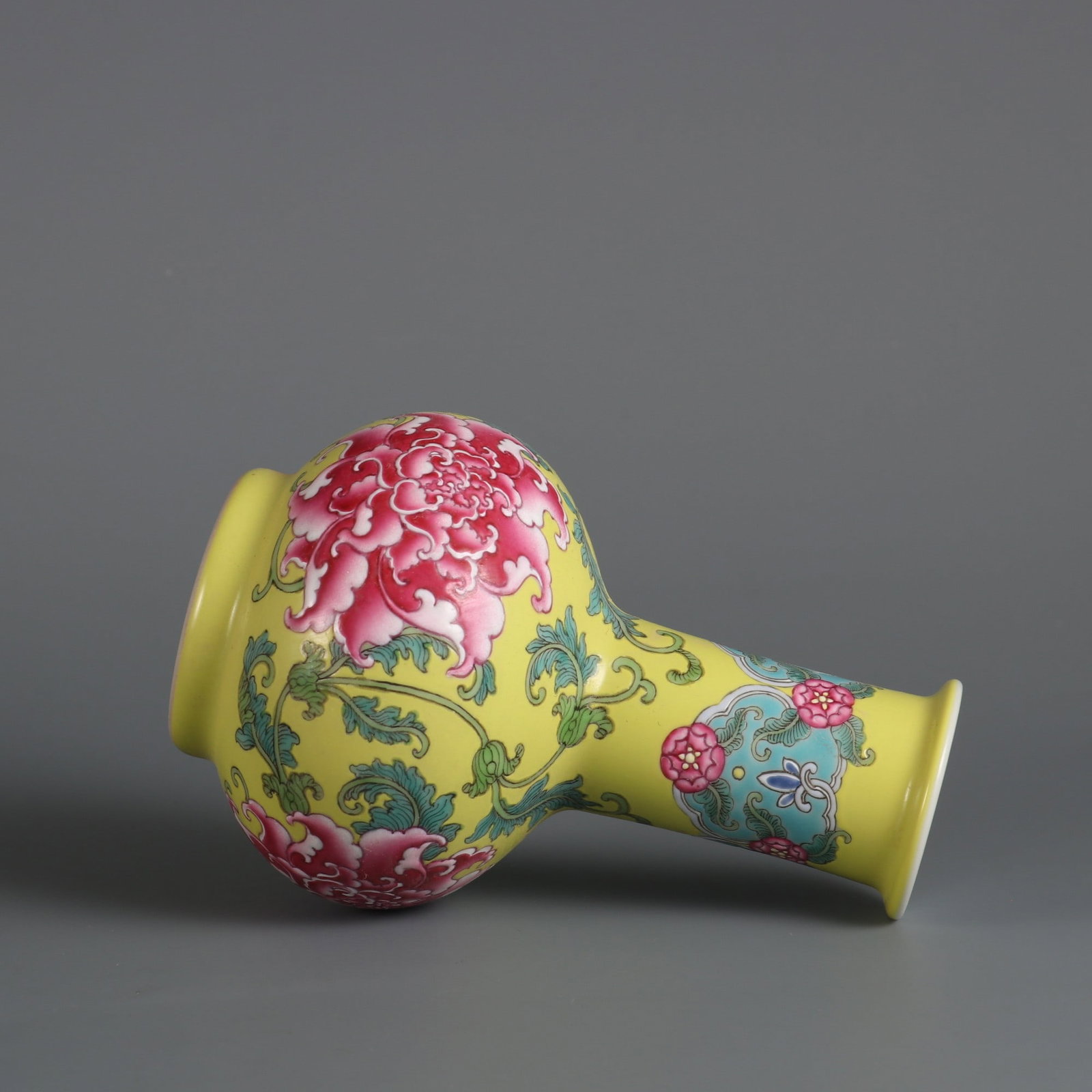 An Exquisite Enamel Lotus Pattern Vase - 6