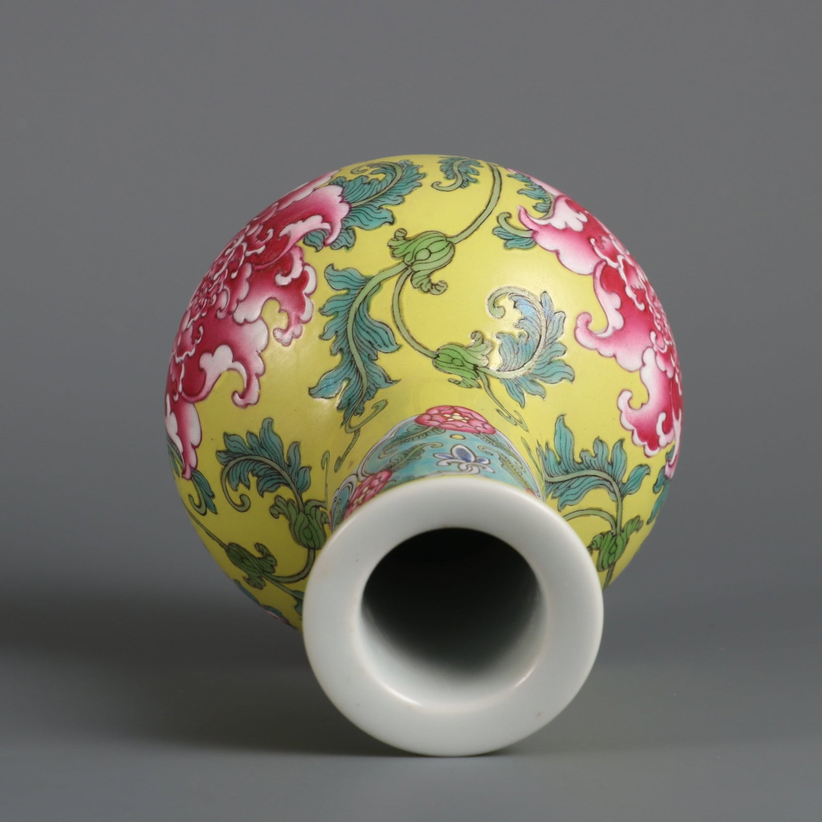 An Exquisite Enamel Lotus Pattern Vase - 7