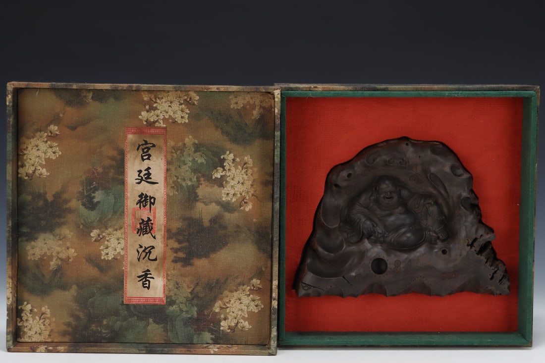 An Exquisite Eaglewood Statue of Maitreya Buddha Pattern Ornament: An Exquisite Eaglewood Statue of Maitreya Buddha Pattern Ornament,Qing Dynasty,China,Qianlong Six-character MarkSize:9.8inx2.4inx7.1in沉香木弥勒佛像纹&#