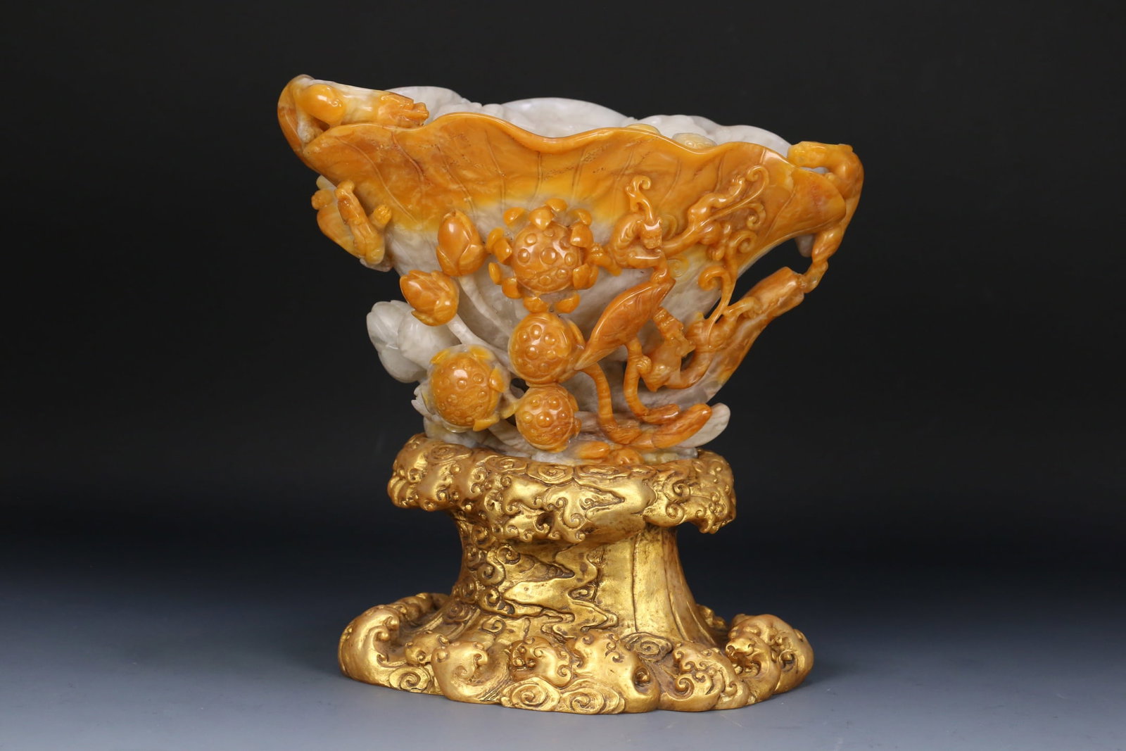 An Exquisite Tianhuang Stone Painted Gold Lotus Leaf and Chi-Dragon Pattern Cup: An Exquisite Tianhuang Stone Painted Gold Lotus Leaf and Chi-Dragon Pattern Cup,Qing Dynasty, ChinaSize:9.8inx9.6inx5.1in,Weight:4990g田黄石描金荷叶螭&#