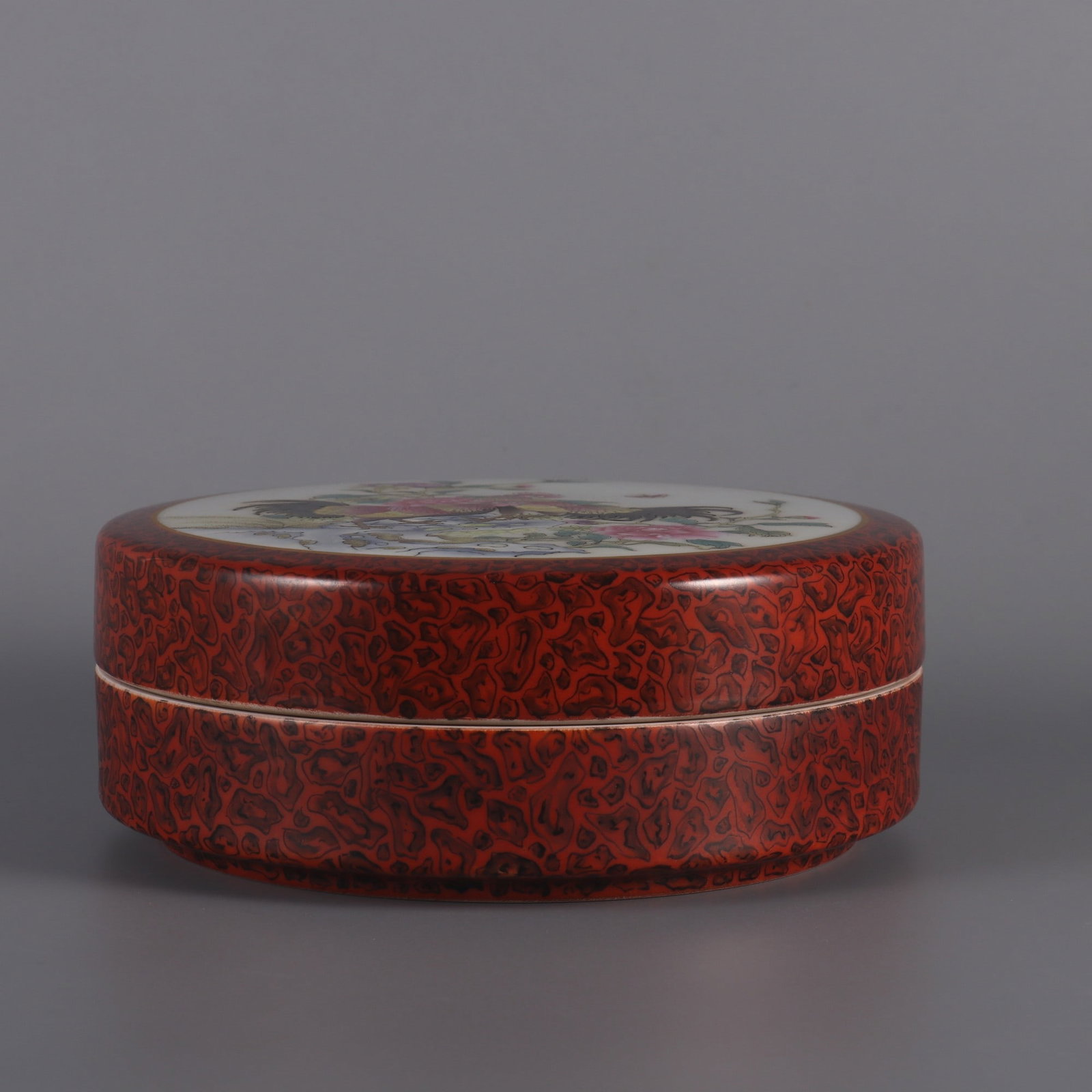 An Exquisite Famille-Rose Imitation Wood Grain Glazed Flower and Bird Pattern Box: An Exquisite Famille-Rose Imitation Wood Grain Glazed Flower and Bird Pattern Box Qing Dynasty, China Qianlong Six-character MarkSize:2.6inx6.7in粉彩木纹釉花鸟