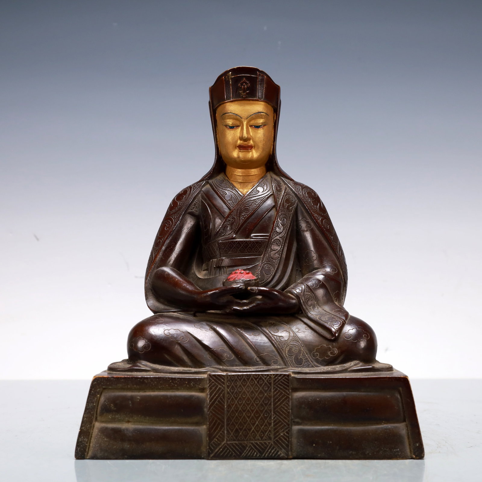 A Exquisite ?Statue of Guru Buddha statue: A Exquisite ?Statue of Guru Buddha statue Qing Dynasty, China Size:7.5inx4.7inx9.1in Weight:2050g铜上师佛像 中国清代 Size:19cmx12cmx23cm