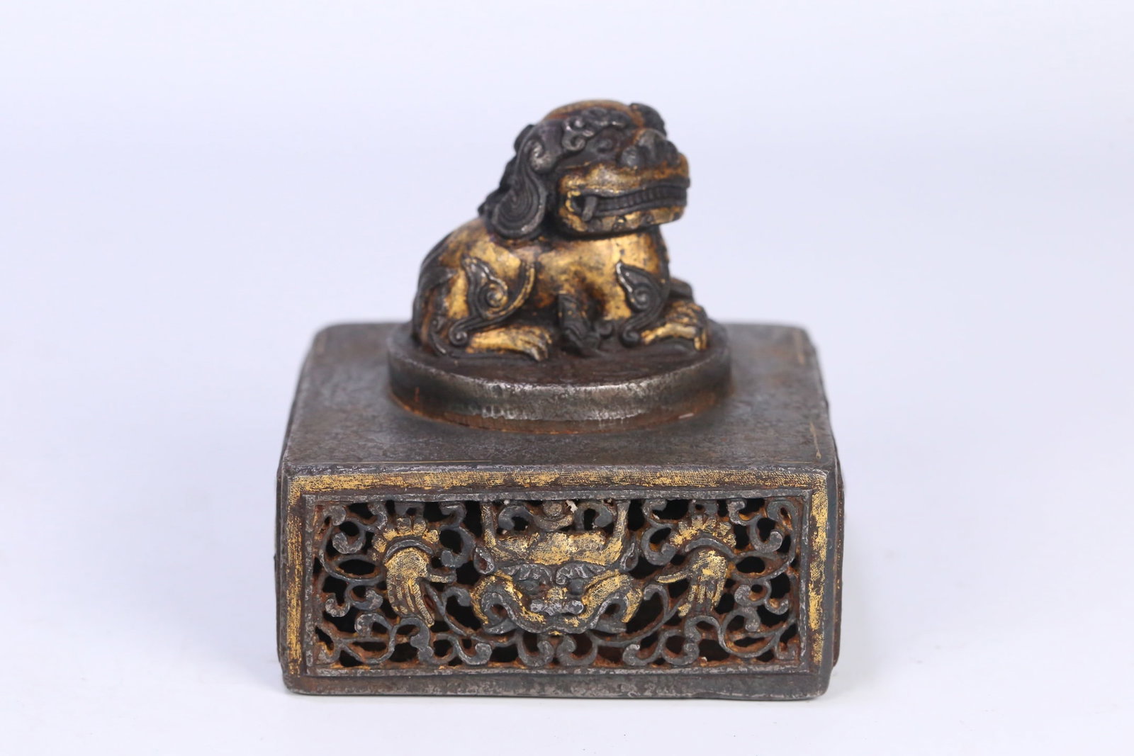 An Exquisite Iron Inlaid Gold Hollow Lion Pattern Seal: An Exquisite Iron Inlaid Gold Hollow Lion Pattern Seal,Qing Dynasty, ChinaSize:3.4inx3.3inx3.1in,Weight:763.9g铁嵌金镂空狮纹印章,中国&