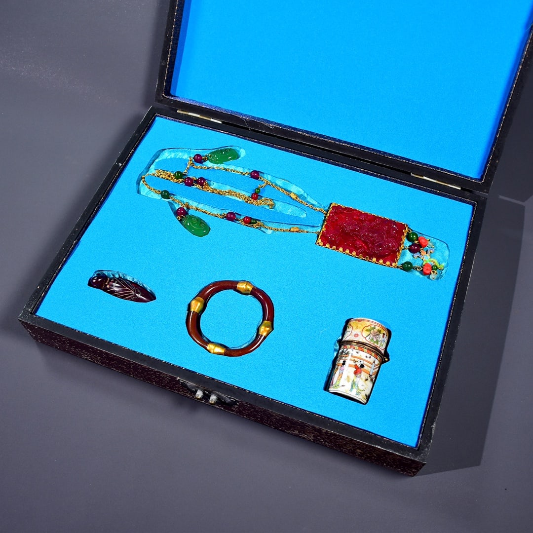 A Set of Fine Cover with Gold Jewelrys,With Poem: A Set of Fine Cover with Gold Jewelrys,With Poem,Qing Dynasty,China,Size:3.1inx15.7in,(Necklace)22.8inx2.4in,(Box)3.1inx1.6in,(Bracelets)3.3in,(Ornament)1.6inx3.1in,Total Weight:2330g一套&