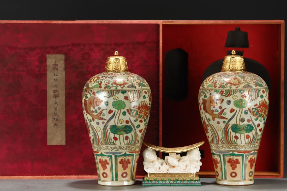 An Exquisite Wucai Painted Gold Fish and Lotus Pattern Vase: An Exquisite Wucai Painted Gold Fish and Lotus Pattern Vase Yuan Dynasty, China Size:19.5inx10.2in红绿彩描金鱼藻纹梅瓶 中国Ð
