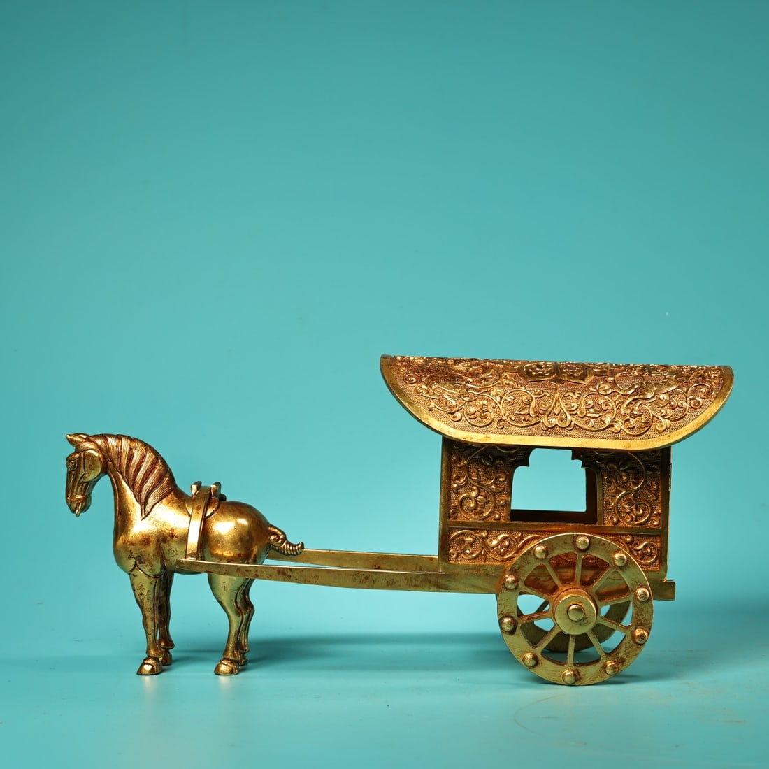 An Exquisite Gilt Bronze Dragon Pattern Horse-drawn Carriage Ornament: An Exquisite Gilt Bronze Dragon Pattern Horse-drawn Carriage Ornament,Qing Dynasty, China,Size:5.1inx10.2in,Weight:1300g铜鎏金龙纹马拉车摆件