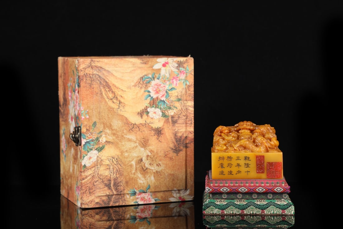 An Exquisite Shoushan Stone Dragon Pattern Seal: An Exquisite Shoushan Stone Dragon Pattern Seal Qing Dynasty, China Size:3inx3.6inx3.6in Weight:1152g寿山石九龙戏珠钮印章 中国&#