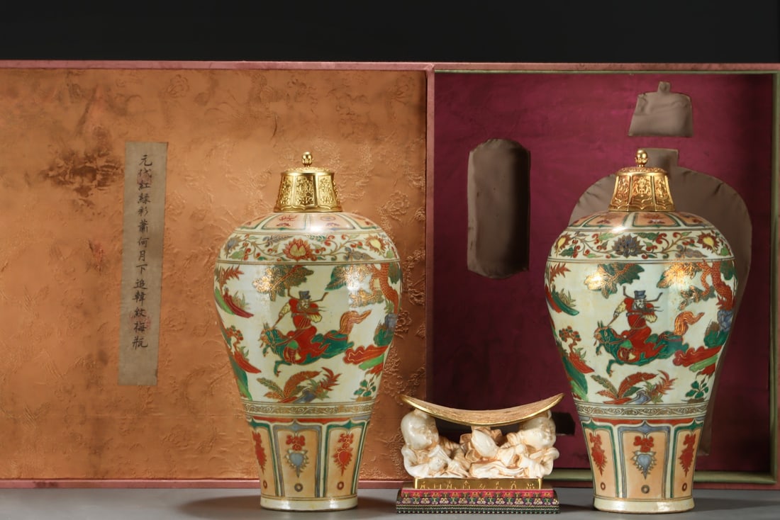 An Exquisite Wucai Lotus Pattern Character and Story Pattern Vase: An Exquisite Wucai Lotus Pattern Character and Story Pattern Vase Yuan Dynasty, China Size:19.1inx10.4in红绿彩萧何月下追韩信纹梅