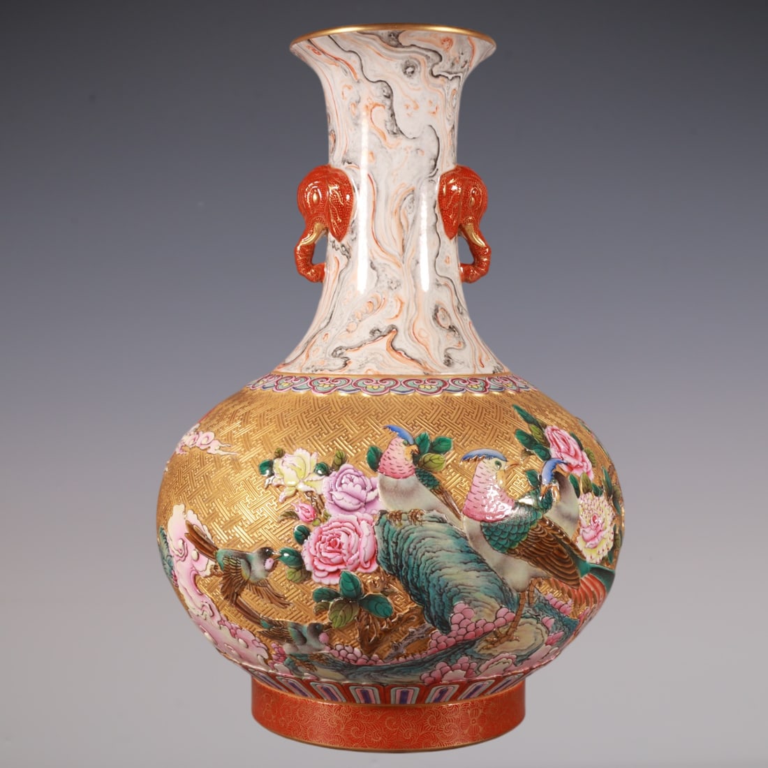 An Exquisite Enamel Flower and Bird Pattern Double-Ears Vase: An Exquisite Enamel Flower and Bird Pattern Double-Ears Vase Qing Dynasty, China Qianlong Six-character Mark Size:12.6inx9.1in珐琅彩金地雕刻画面&#