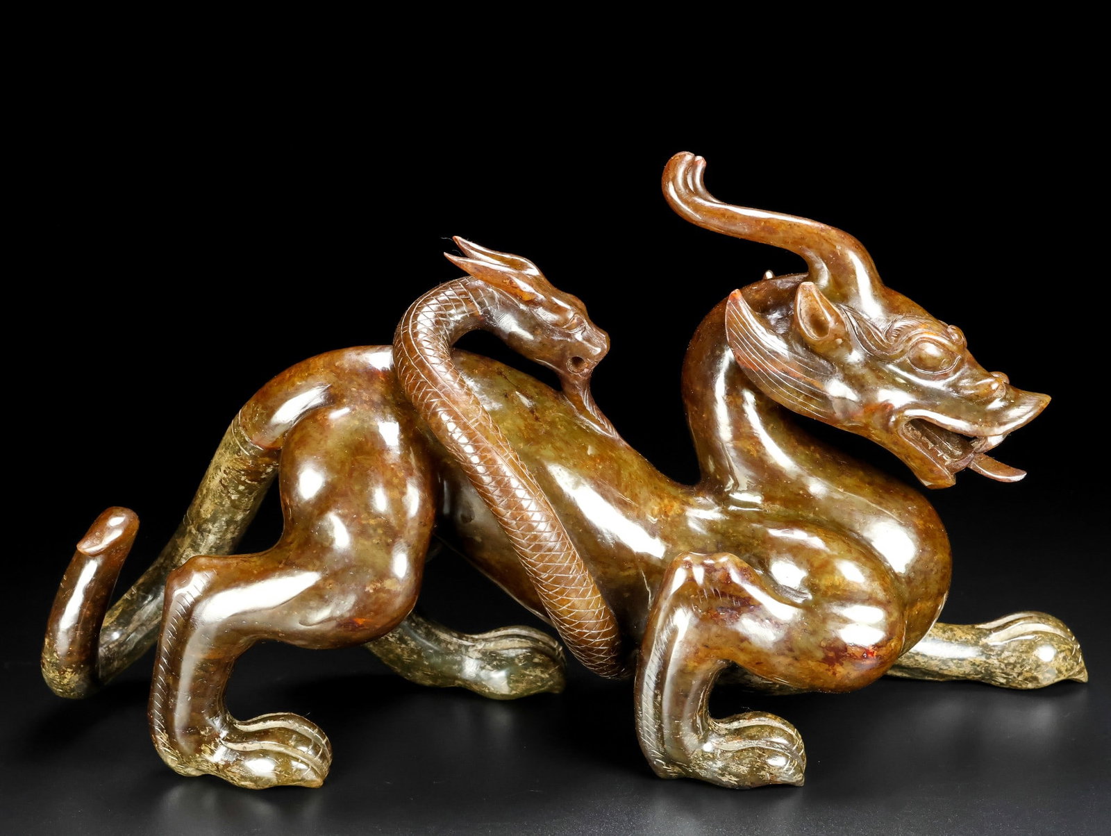 An Exquisite White Jade Dragon Ornament: An Exquisite White Jade Dragon Ornament,Qing Dynasty,China,Size:10.2inx5.9inx3.1in,Weight:1435g白玉龙摆件,中国清代,Size:26cmx15cmx8cm,Weight:1435g