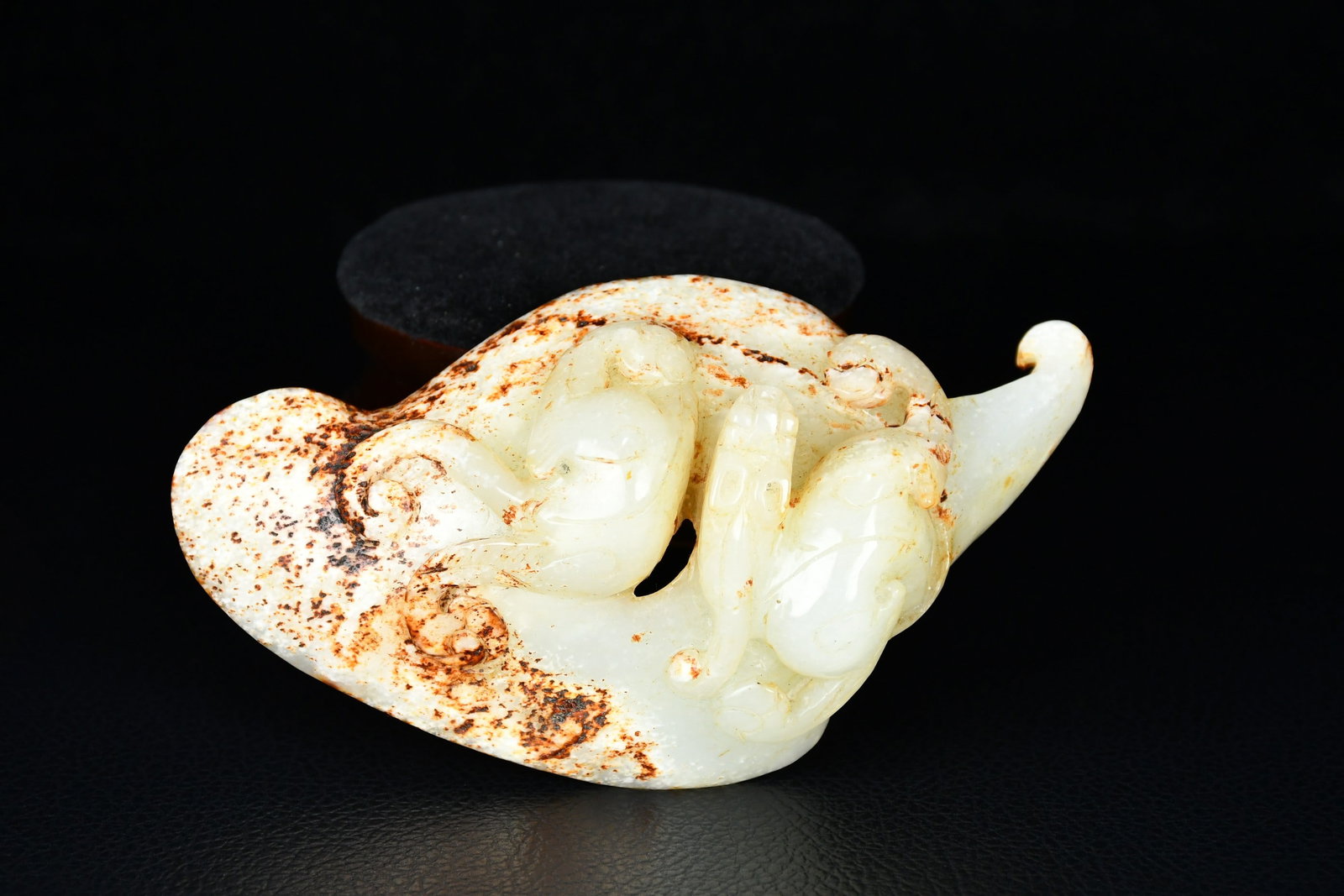 An Exquisite White Jade Chi-Dragon Pattern Pendant: An Exquisite White Jade Chi-Dragon Pattern Pendant,Qing Dynasty, China,Size:4.7inx2.6in,Weight:162g白玉螭龙纹挂件,中国清代,Size:12cmx6