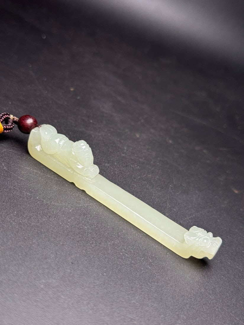 An Exquisite White Jade Figure Pattern Dragon-head Pendant (1 of 9)
