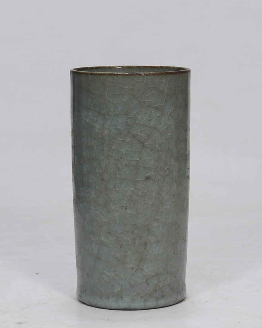 An Exquisite Guan yao Celadon Glazed Floral Frog: An Exquisite Guan yao Celadon Glazed Floral Frog,Song Dynasty,China,Size:6.7inx3.4in官窑青釉花插,中国宋代,Size:17cmx8.6cm