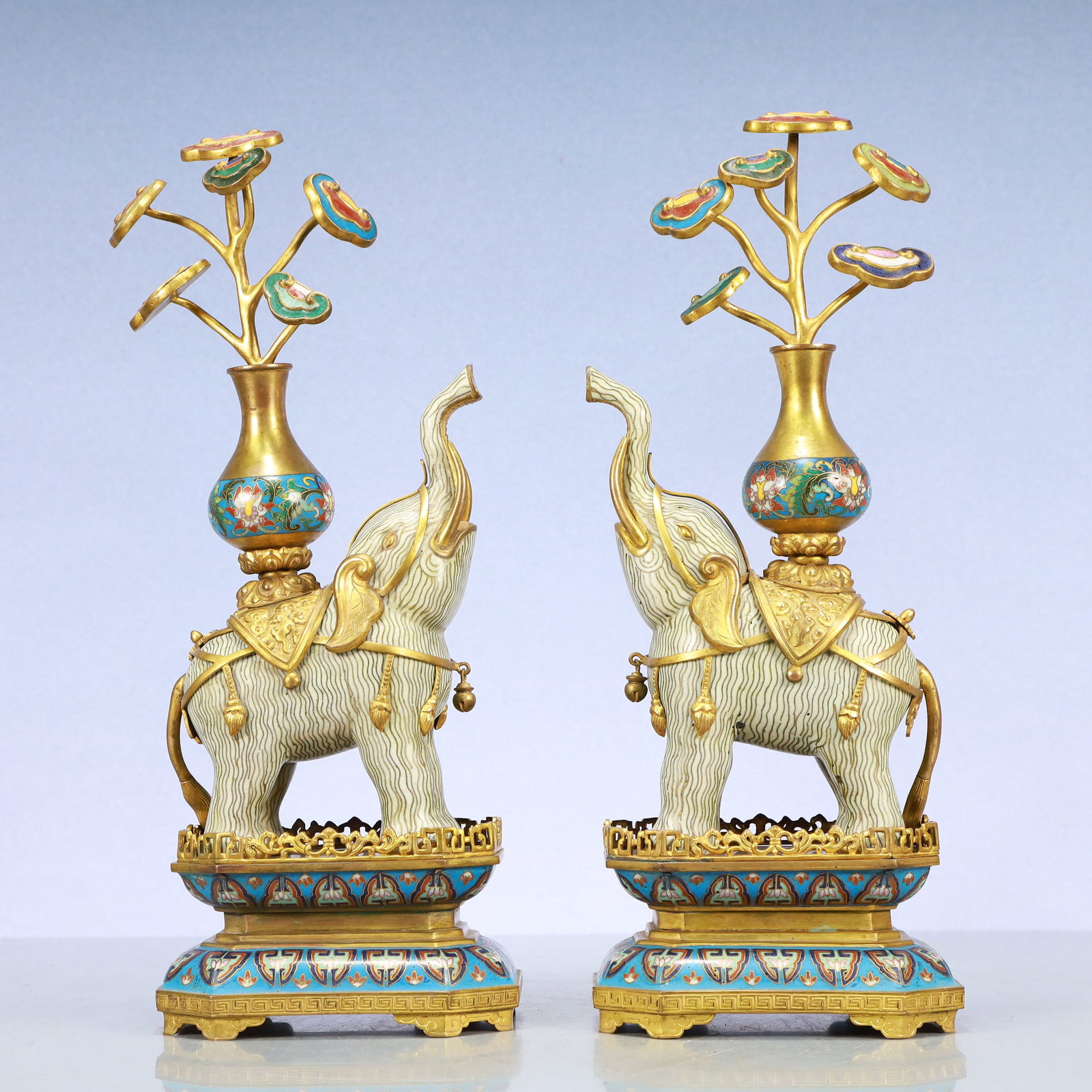 A Exquisite A pair of Cloisonne Lotus Pattern Elephant Ornament: A Exquisite A pair of Cloisonne Lotus Pattern Elephant Ornament Qing Dynasty, China Qianlong Four-character Mark Size:5.9inx3.9inx14.6in Weight:3950g一对景泰蓝缠