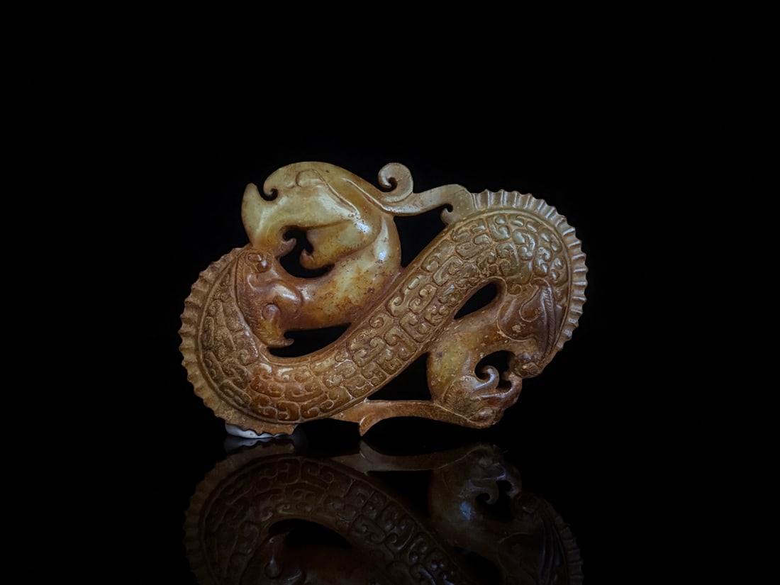 An Exquisite White Jade Dragon Phoenix-Shaped Pendant: An Exquisite White Jade Dragon Phoenix-Shaped Pendant,Qing Dynasty,China,Size:3.8inx2.6inx0.6in,Weight:120g白玉龙凤形挂件,中国清代,Siz