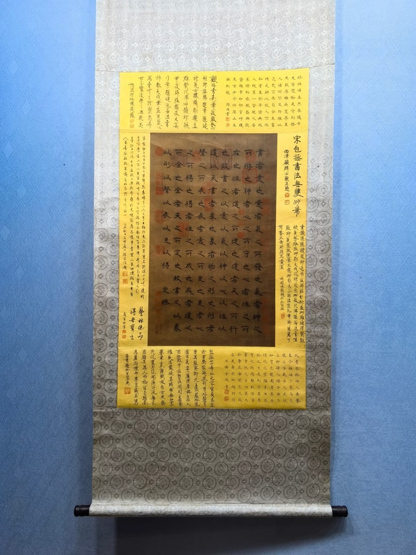 A Chinese Vertical Scroll Ink Calligraphy on Silk,Bao Zheng: A Chinese Vertical Scroll Ink Calligraphy on Silk,Bao ZhengSize:22.9inx41.3in一幅中国水墨绢本书法立轴,包拯Size:58.2c