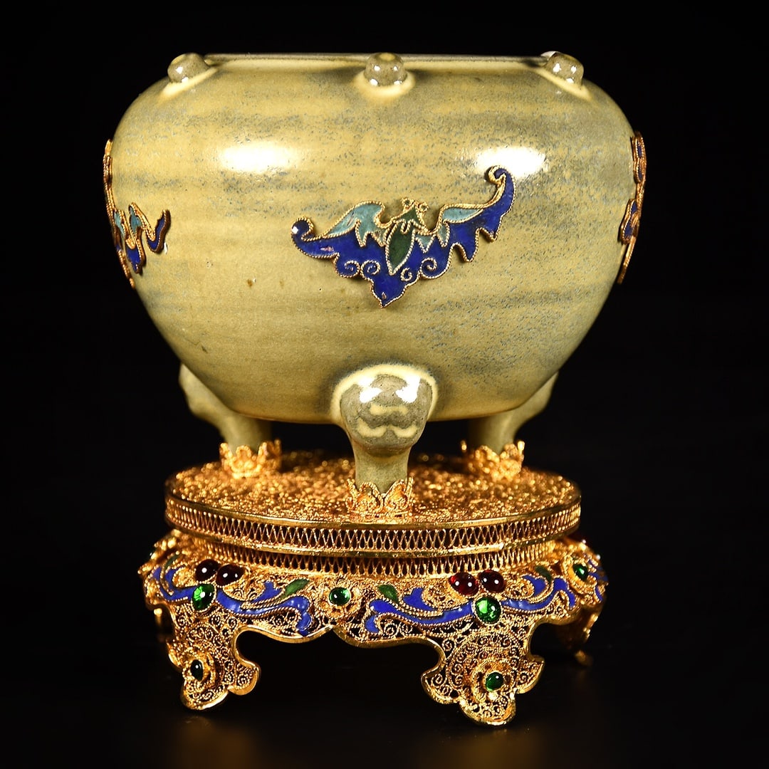 An Exquisite Filigree and Gilding Inlaid Yellow Glazed Bats Pattern Jar,Inlaid Gems: An Exquisite Filigree and Gilding Inlaid Yellow Glazed Bats Pattern Jar,Inlaid Gems,Qing Dynasty,China,Qianlong Four-character