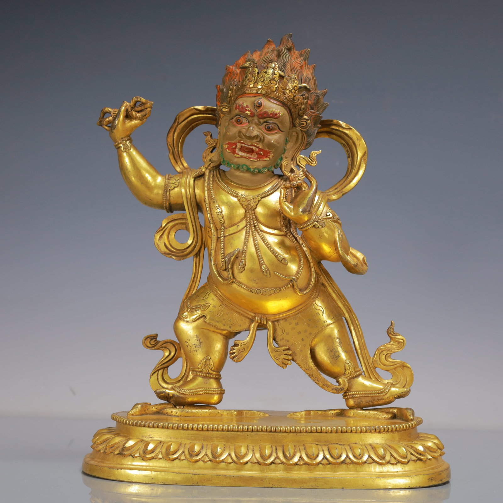 A Exquisite Gilt Bronze Statue of Vajra: A Exquisite Gilt Bronze Statue of Vajra Qing Dynasty, ChinaSize:9.4inx5.3inx11.8in Weight:5350g铜鎏金金刚像 中国清代 Size:24cmx13.5cmx30cm